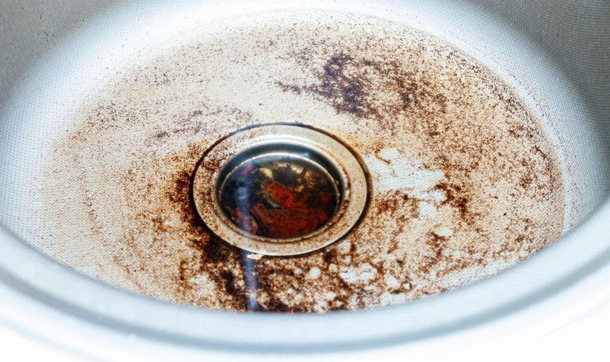 Plumbing expert shares how to unblock a sink using household items without a plunger